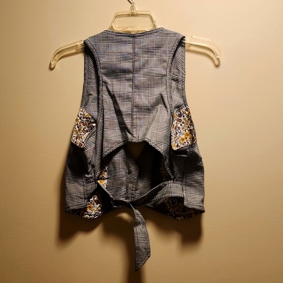 Ladies vest with cutout back - Picture 2 of 3